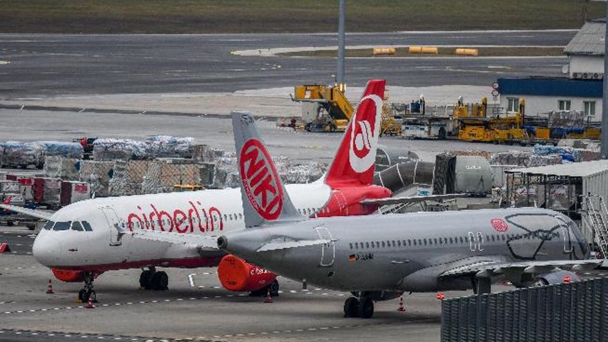 Un avión de la compañía Niki, ayer, en la pista del aeropuerto internacional de Viena, en Austria.