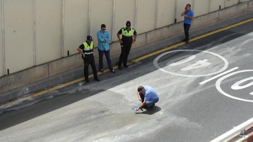 Los técnicos recogen muestras del suelo del túnel