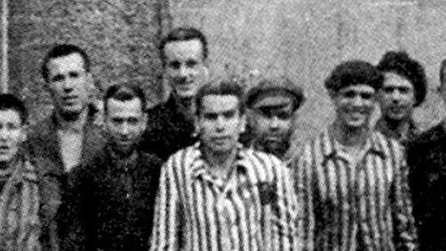 El mierense Prisciliano García, en el centro con muletas, con un grupo de presos españoles liberados en Dachau.