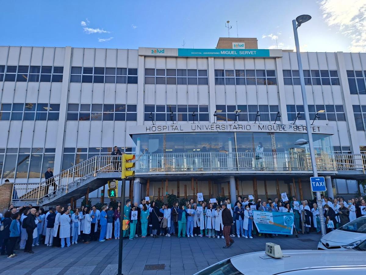 Profesionales sanitarios se concentran a las puertas del Miguel Servet durante la primera jornada de huelga médica de este martes.