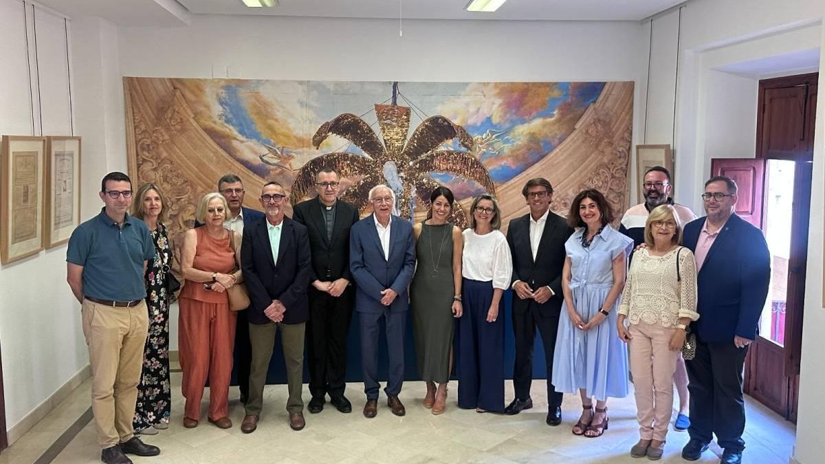Los cargos electos del Misteri de 2025 Francisco Conesa, Jesús Andreu y María José López fueron presentados en la Casa de la Festa.