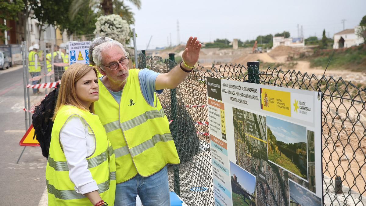 Pilar Bernabé, delegada del Gobierno, y Josep Almenar, alcalde de Picanya, visitan las obras de la pasarela María Cambrils.