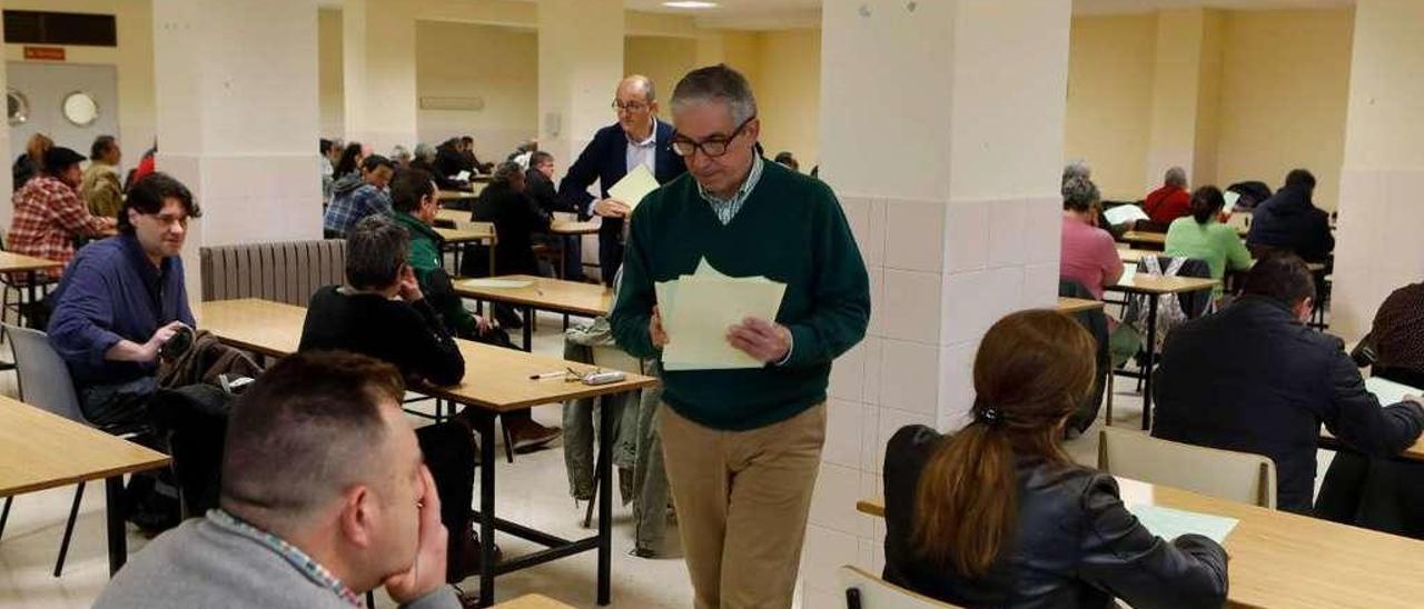 Los aspirantes, a su entrada al aula para el examen.