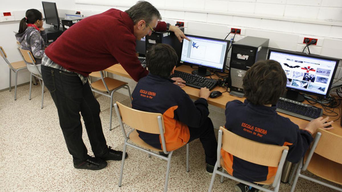 Clase de informática en la escuela Sinera de Arenys de Mar (Maresme), que ha sufrido cuatro robos desde el pasado mes de julio.