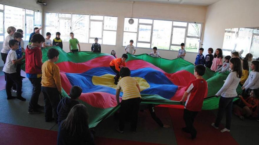 Los participantes en la Pequerromería juegan en el polideportivo poleso.