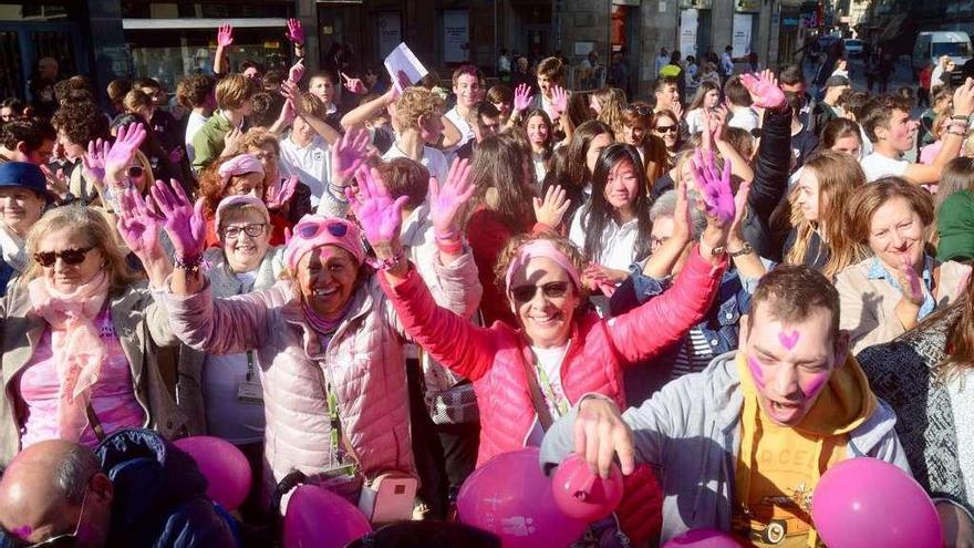 Las participantes se pintaron las manos de rosa en apoyo a las enfermas de cáncer de mama. // Rafa Vázquez