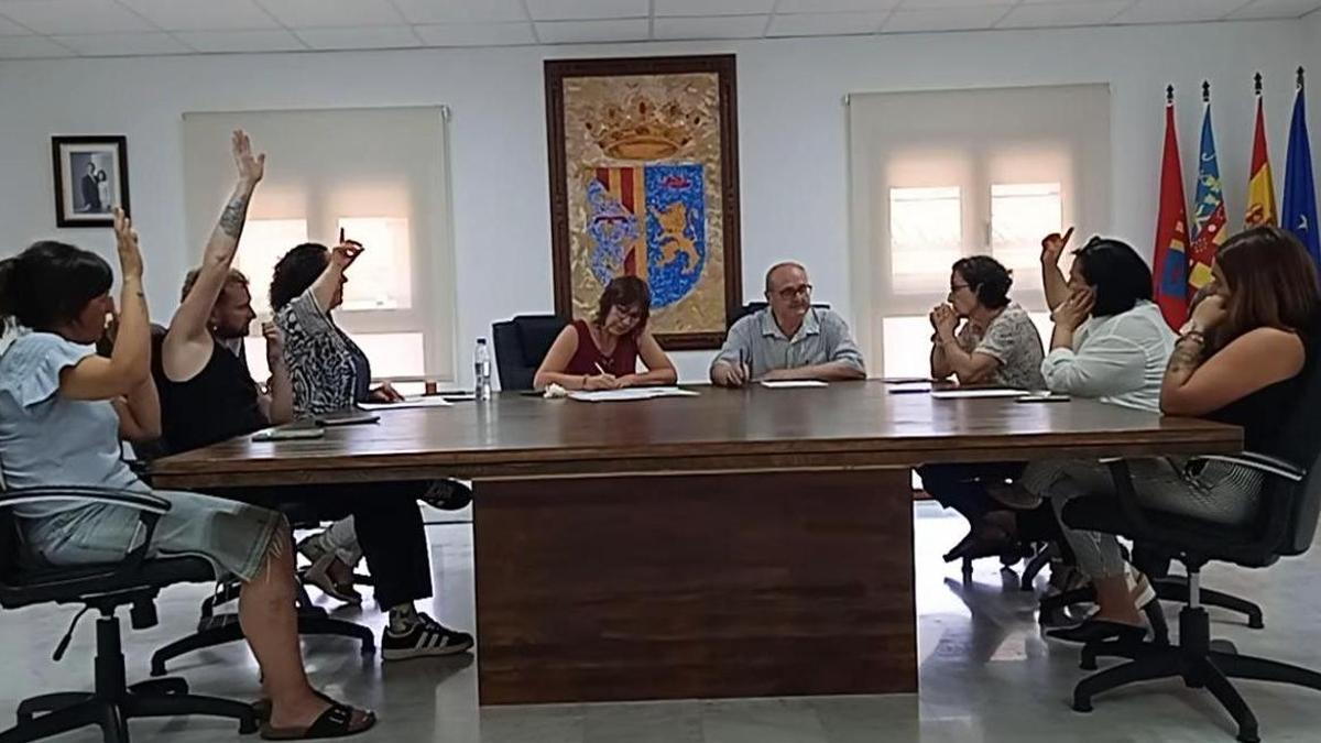 Los ediles de Compromís, a la izquierda, y María Elia Artés a la derecha, votan contra el pago de la certificación de obra.