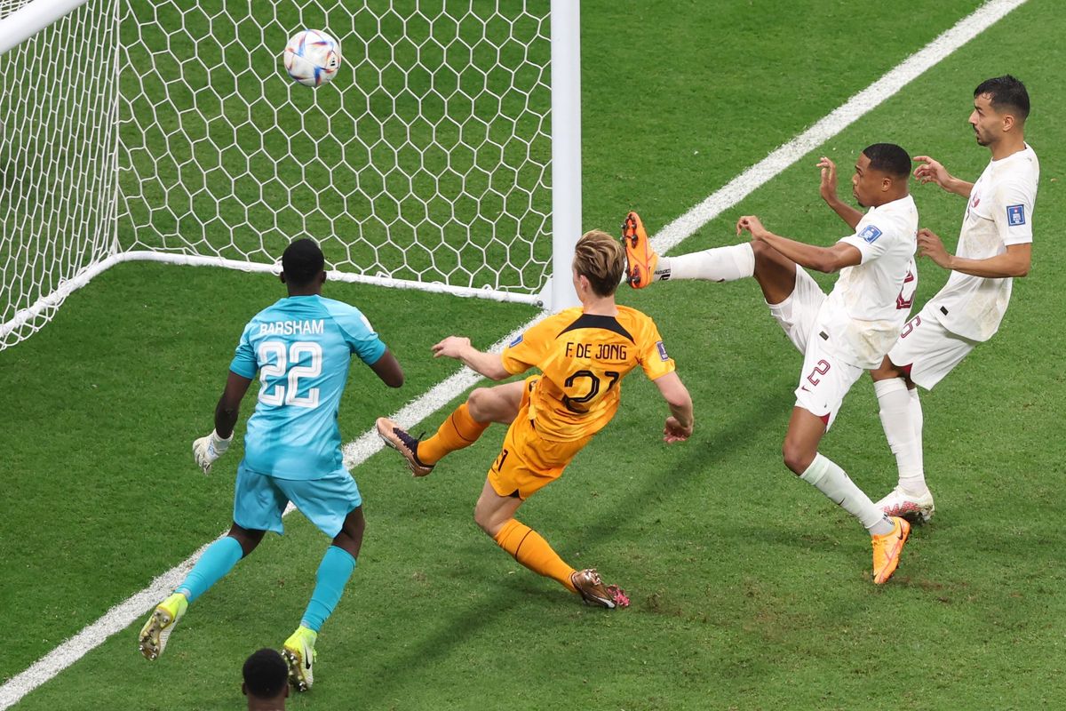 Al Khor (Qatar), 29/11/2022.- Frenkie De Jong (C) of the Netherlands scores the 2-0 during the FIFA World Cup 2022 group A soccer match between the Netherlands and Qatar at Al Bayt Stadium in Al Khor, Qatar, 29 November 2022. (Mundial de Fútbol, Países Bajos; Holanda, Catar) EFE/EPA/Tolga Bozoglu