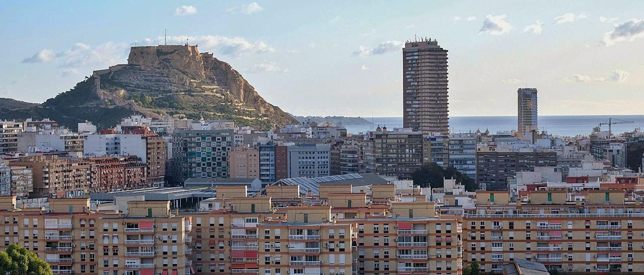 Imagen panorámica de la ciudad de Alicante, con el Castillo de Santá Bárbara al fondo, junto a otros hitos del «skyline».