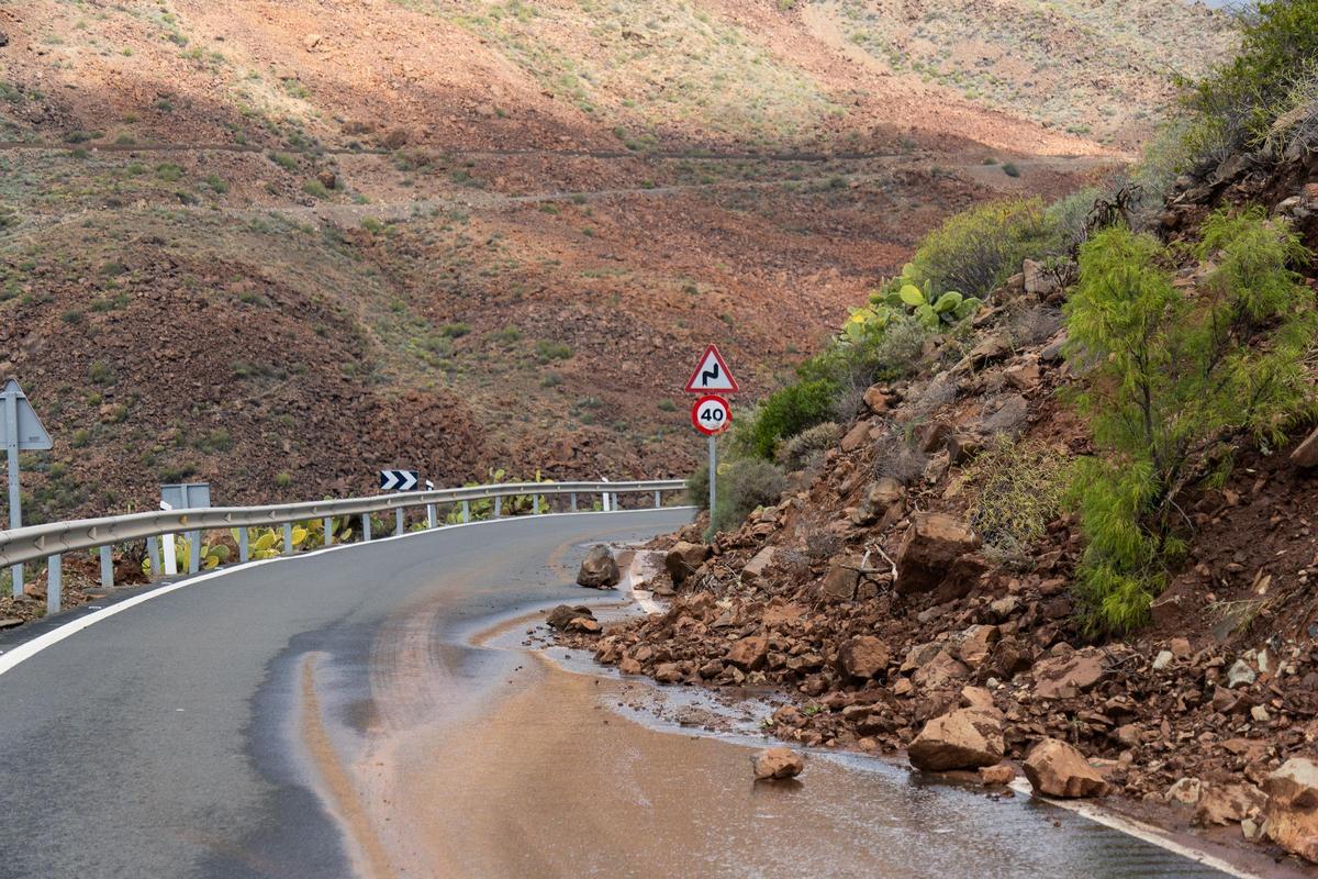 Carretera cortada a causa de la borrasca en Gran Canaria.