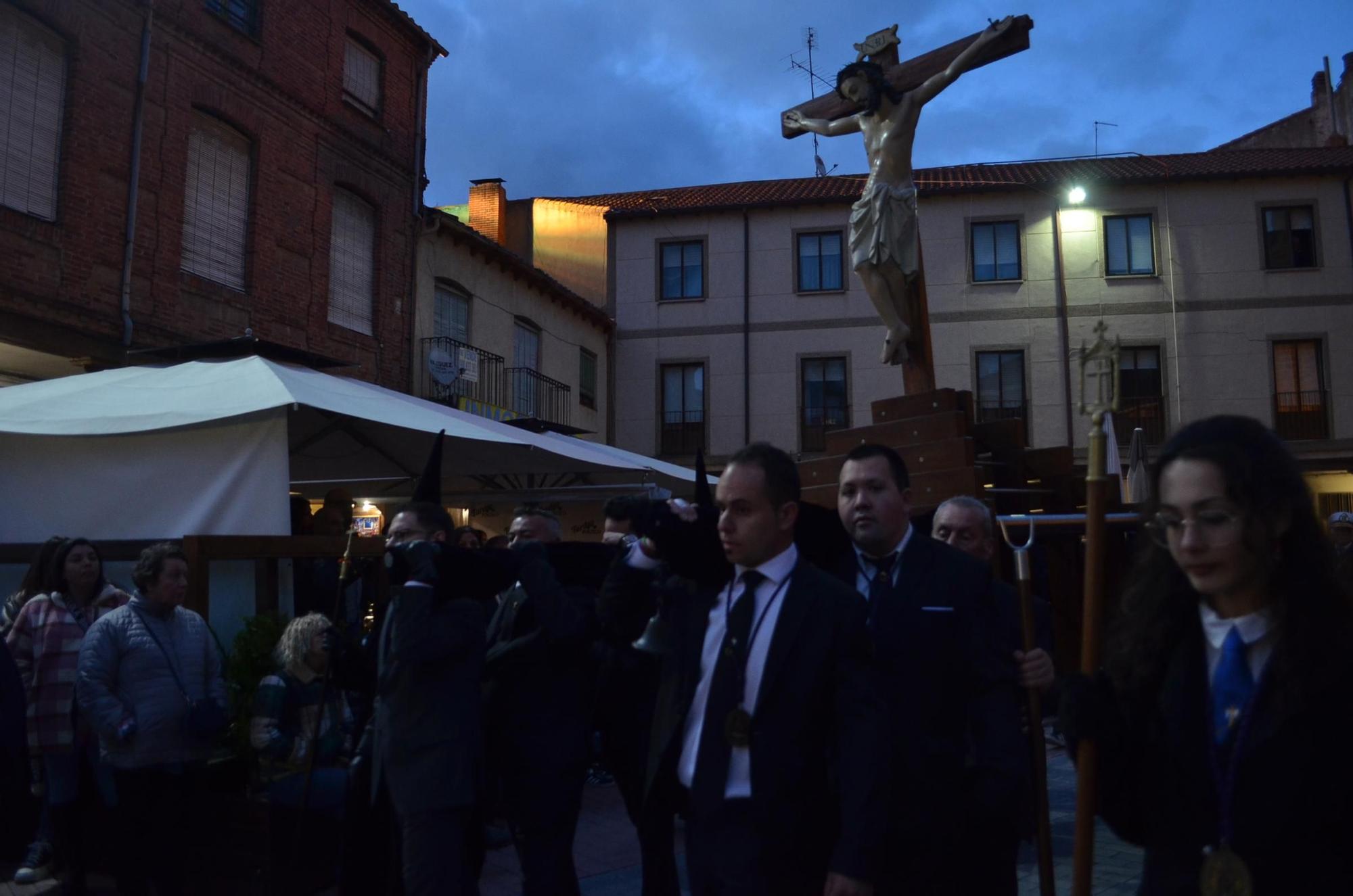 GALERÍA | Procesión del Santo Entierro de Benavente, en imágenes