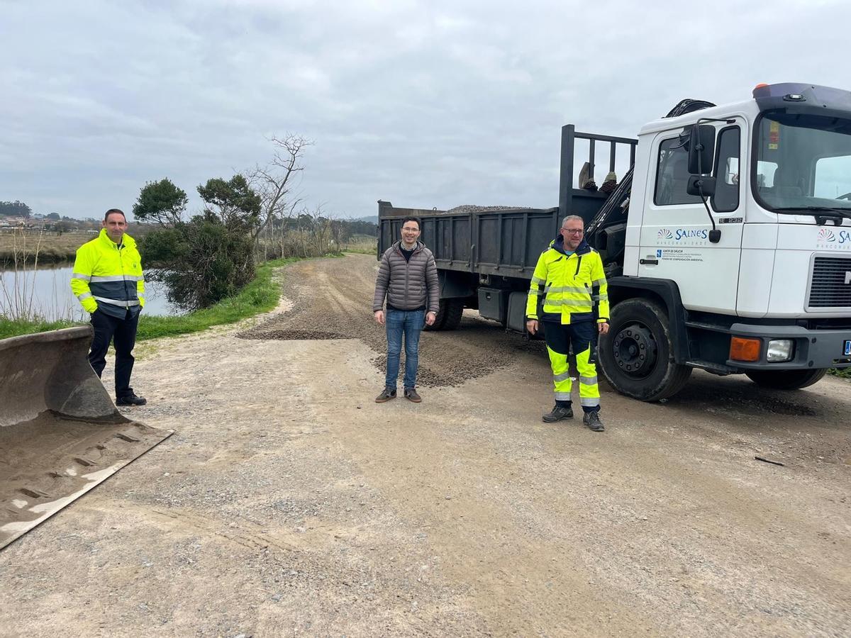 El edil y operarios en Castrelo.