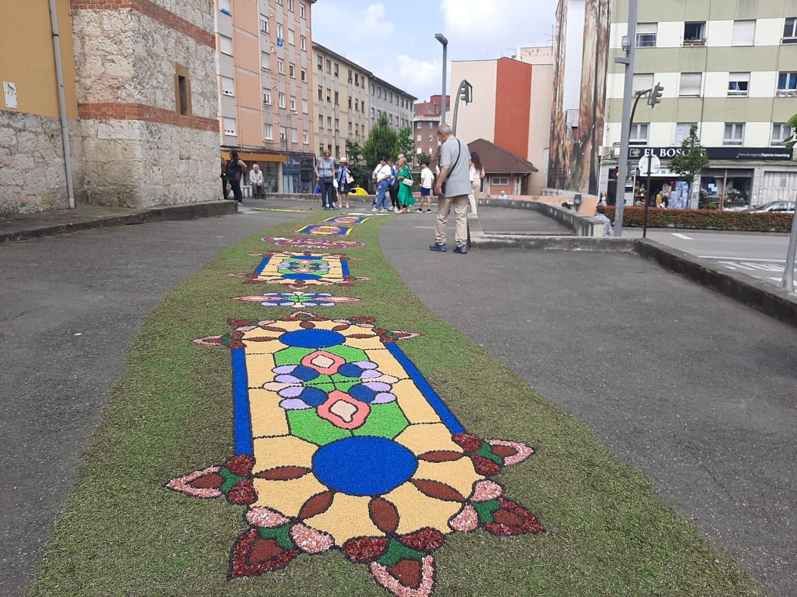 Cientos de personas festejan el Corpus en Lugones: la procesión y las alfombras, en imágenes