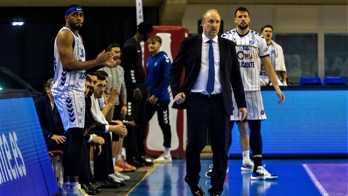 Rafa Monclova dirige al HLA Alicante durante el partido contra el Lleida en el Pedro Ferrándiz de Alicante.