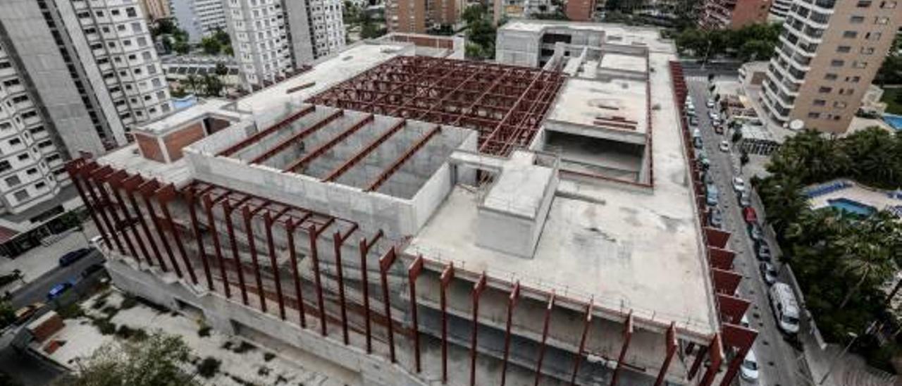 La estructura del futuro Centro Cultural de Benidorm sigue a la vista de vecinos y visitantes.