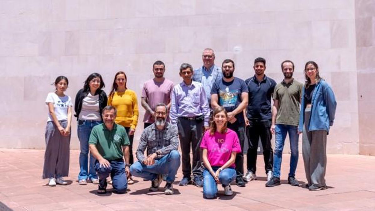 Parte del equipo de la colaboración internacional BEARD reunido del 10 al 12 de junio en el Departamento de Astrofísica de la Facultad de Ciencias de la Universidad de La Laguna. El esfuerzo humano de las 35 personas con y sin barba que forman parte de BEARD ha hecho posible responder preguntas fundamentales sobre el nacimiento, la adolescencia y el presente de galaxias como nuestra Vía Láctea