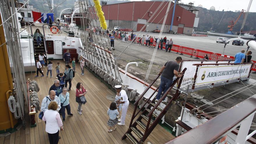Colas en el puerto de Gijón para visitar el buque escuela de la Armada de México