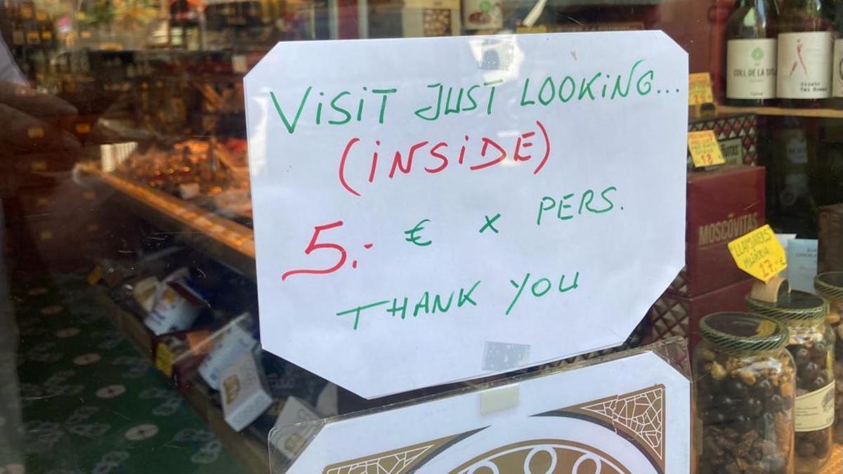 Cartel del colmado Múrria para disuadir a turistas que solo entran a hacer fotos Cartel del colmado Múrria para disuadir a turistas que solo entran a hacer fotos