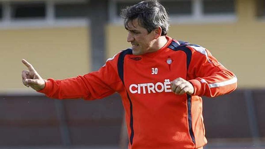 Pepe Murcia da instrucciones durante un entrenamiento del Celta en las instalaciones de A Madroa.