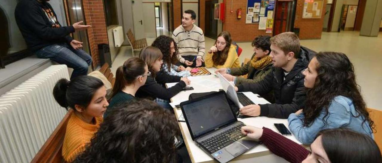 Alumnos de la Facultade de Ciencias Sociais, donde se imparte el Máster de Liderazgo. // Gustavo Santos