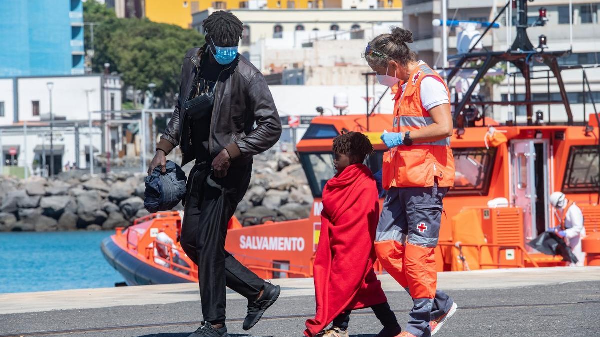 Rescatan una patera con unas 50 personas a 10 kilómetros de Fuerteventura