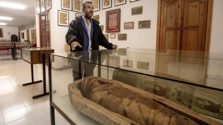 Gerardo Jofre-Granda führt die Besucher persönlich durch das Museum. | FOTO: B. RAMON