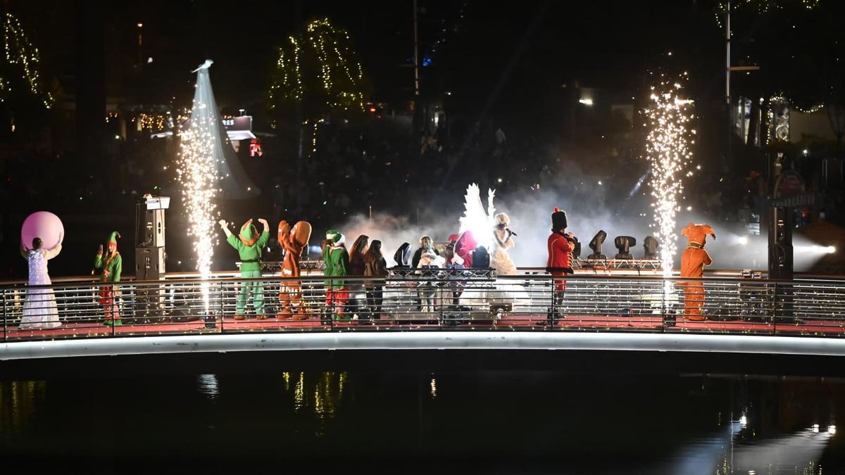 Puerto Venecia enciende la Navidad en un centro comercial a rebosar