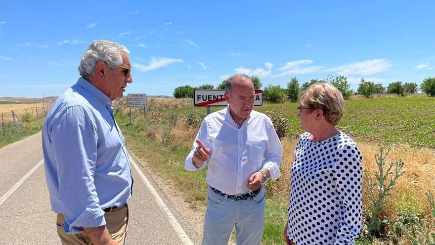 El vicepresidente de la Diputación con la alcaldesa de Fuentelapeña