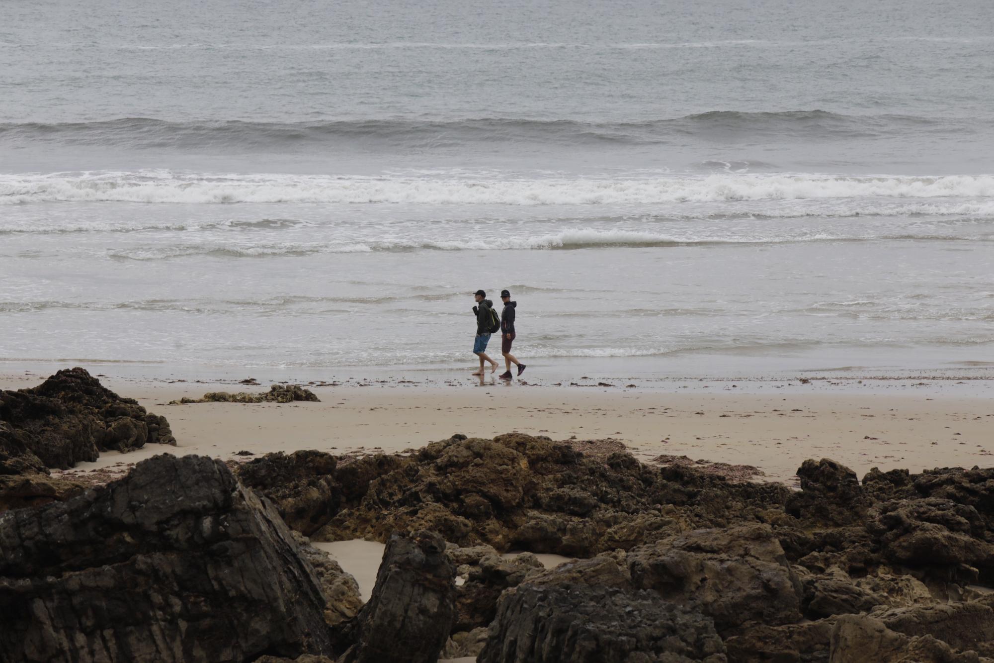 Así es Torimbia, la playa en la que a veces toca taparse