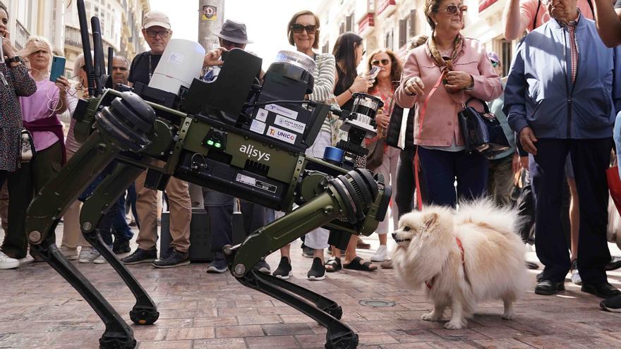 La defensa del futuro, a prueba en Málaga: Un &#039;perro&#039; robot patrulla la calle Larios