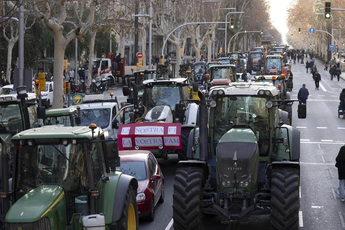 Los tractores circulan por la Diagonal de Barcelona.