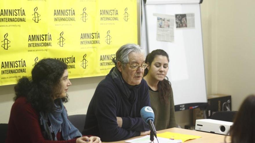 Antía Pérez, Manuel Barreiro y Clara Sánchez, de Amnistía. // A.I.