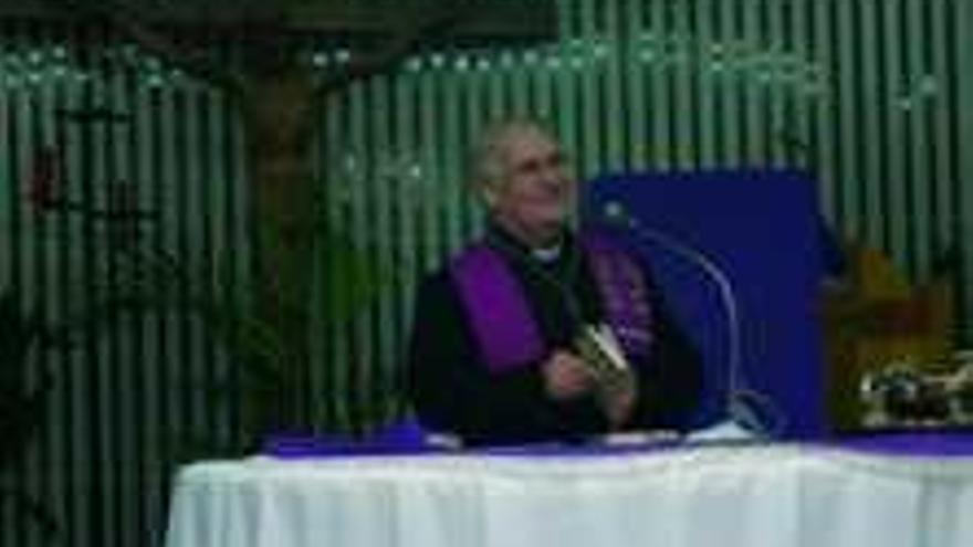 Homenaje al párroco José Luis Riquelme