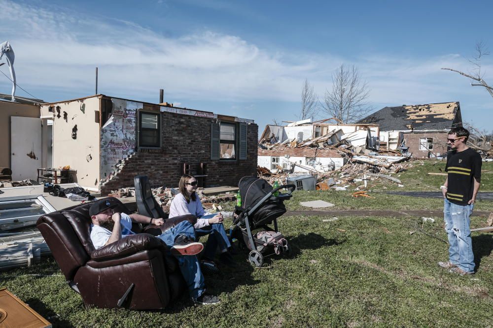 El azote de "devastadores" tornados deja al menos 25 muertos en EE.UU.