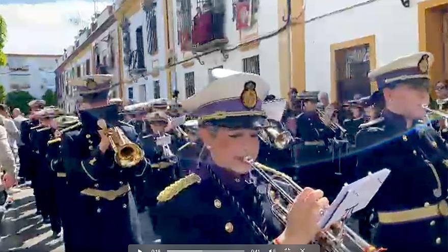 VÍDEO | Llega la infantil de los Gitanos a Santa Genoveva al ritmo de 'Y llegó la Madrugá'