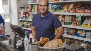 Alberto González, propietari del supermercat Más x Menos, a la Iruela.