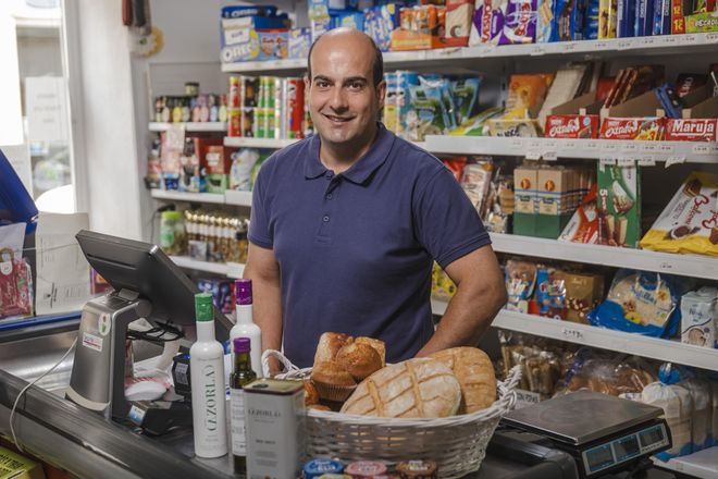 Alberto González, propietari del supermercat Más x Menos, a la Iruela.