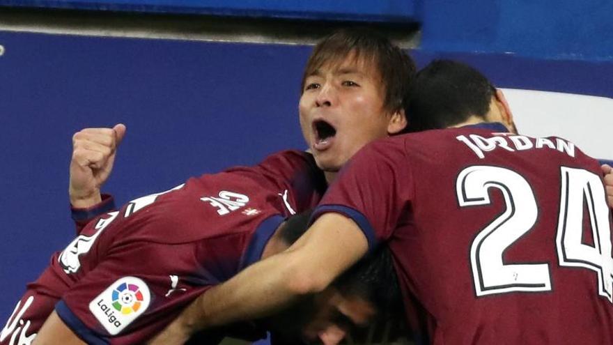 Inui celebra el primer gol del Eibar.