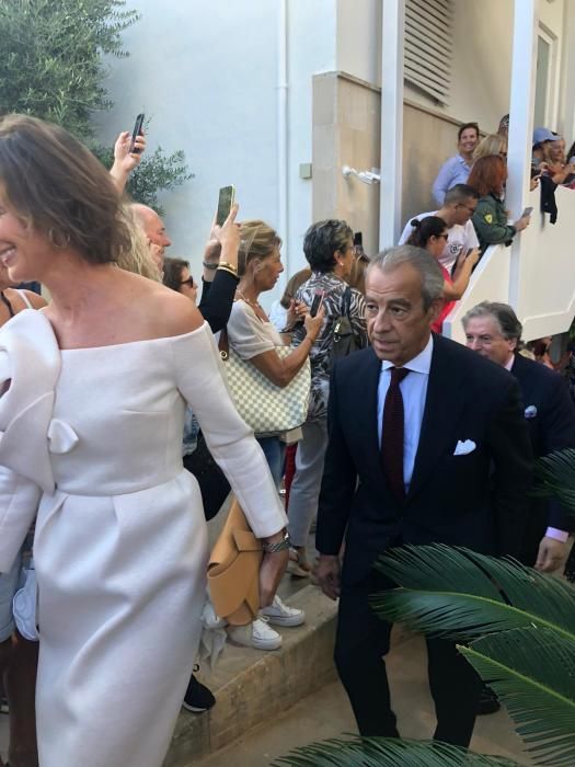 Francisco de Bergia, de Telefónica, con su esposa Blanca de Sada, salen del hotel hacia la boda.
