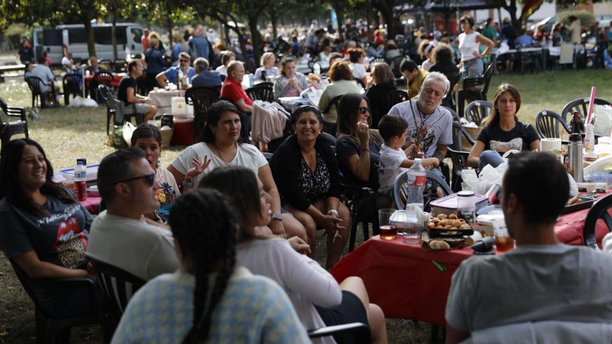 Asistentes a la comida campestre en el parque de Moreda, ayer. | Marcos León