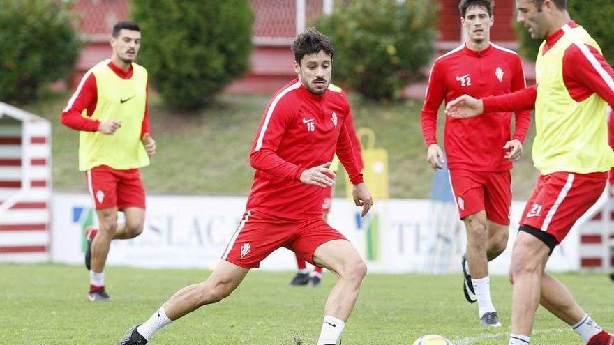 Canella presiona a Borja Viguera en el entrenamiento de ayer.