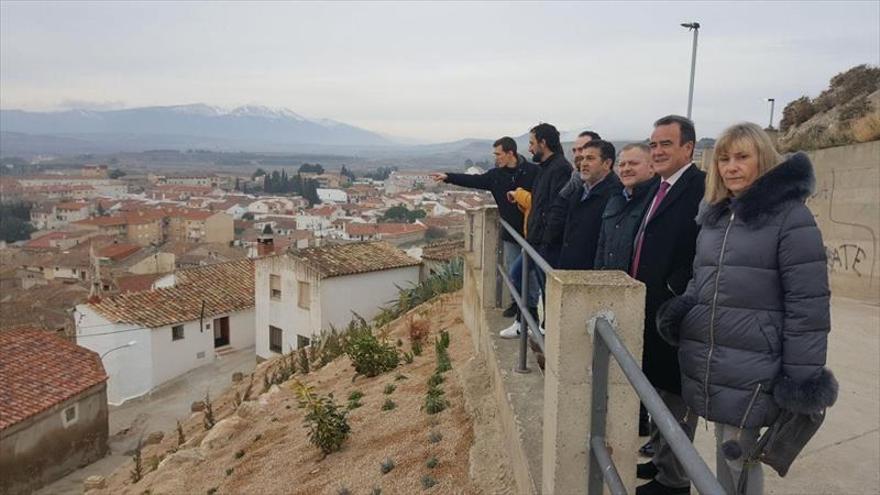 DPZ realiza mejoras en la calle San Bartolomé y el entorno del castillo