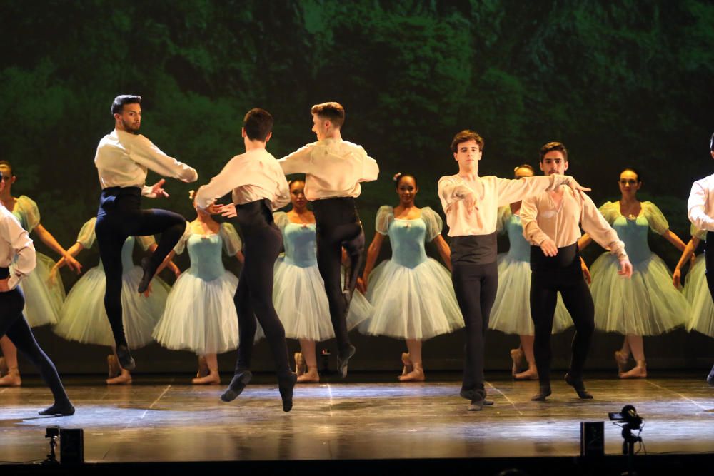 El Teatro Cervantes acoge la versión escénica de Alicia en el país de las maravillas y El lago de los cisnes, este último coreografiado por Valentina Letova