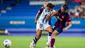Archivo - Lorena Navarro (Real Sociedad) y Aitana Bonmati (FC Barcelona) disputan un balón en un encuentro de la Liga F 2023-2024 disputado en el Estadio Johan Cruyff.