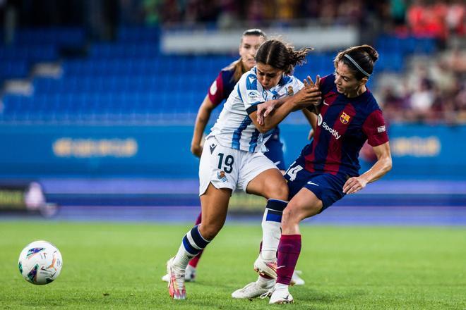 Archivo - Lorena Navarro (Real Sociedad) y Aitana Bonmati (FC Barcelona) disputan un balón en un encuentro de la Liga F 2023-2024 disputado en el Estadio Johan Cruyff.