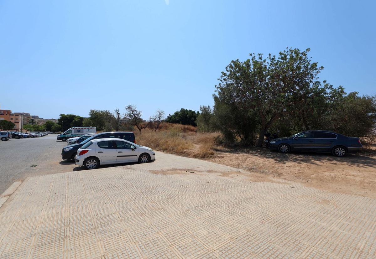 A la derecha, la finca de Can Cantó donde el Ibavi proyecta construir 51 viviendas en régimen de alquiler social.  | TONI ESCOBAR