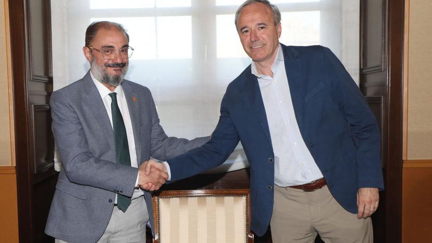 Javier Lambán y Jorge Azcón se estrechan la mano en Presidencia del Pignatelli, en una de las reuniones juntos.