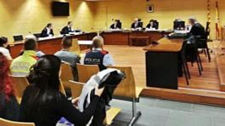 Els dos acusats durant el judici a l&#039;Audiència de Girona, ahir