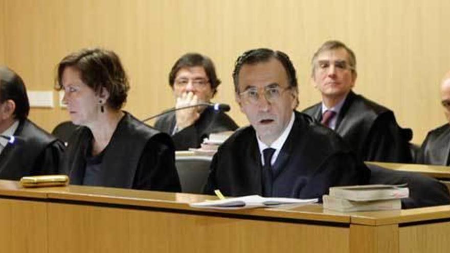 Los abogados defensores en el primer juicio. Por la izquierda, delante, José Carlos Botas, Ana García Boto y Ricardo Álvarez-Buylla. Detrás, Carlos Moro, Luis Tuero y Juan Ramón Álvarez Riestra.