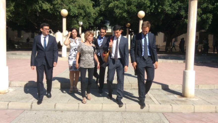 Maruja Cuenca, en el centro de la imagen, ayer a la salida del juzgado con sus abogados